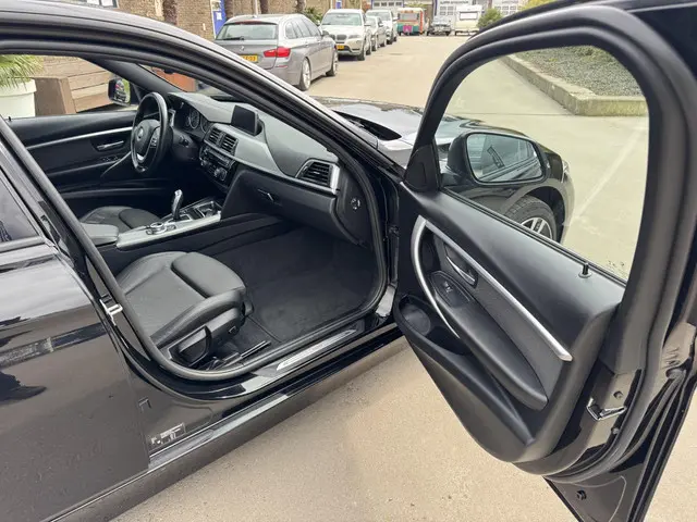 BMW 3 Serie 320i Corporate Lease Executive 2017 Benzine 26