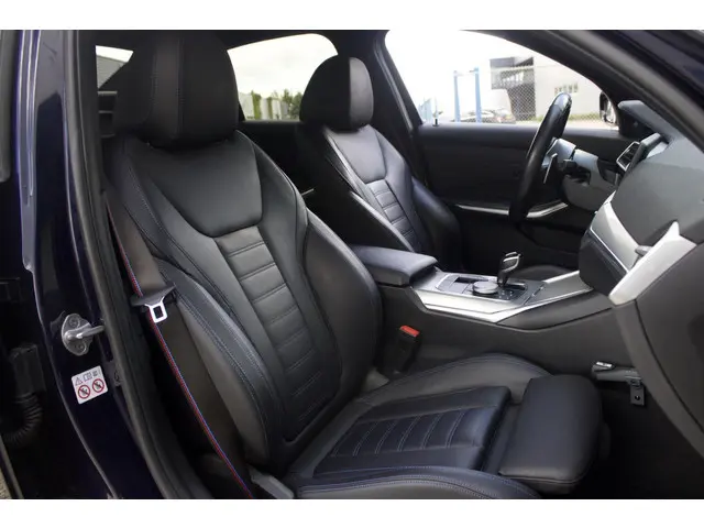 BMW 3 Serie 330i High Executive Edition 2019 Benzine 7