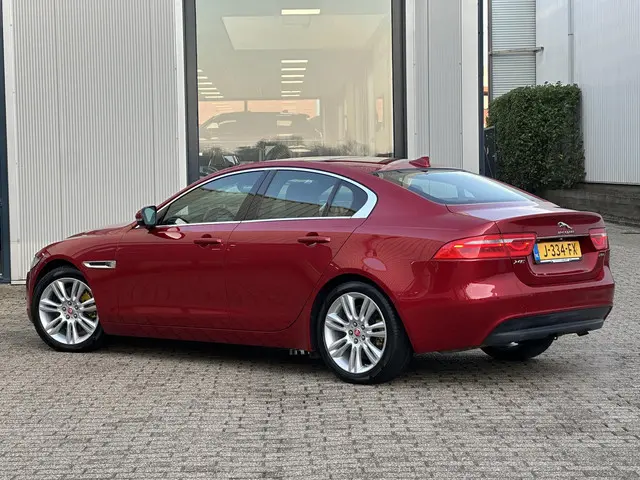 Jaguar XE 2.0 Portfolio 2015 Benzine 27