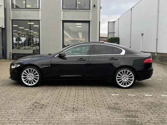 Jaguar XE 2.0 Portfolio 2015 Benzine 5
