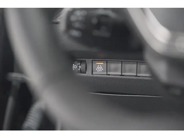 Peugeot 208 PureTech 100 EAT8 Active Pack 2023 Benzine 37