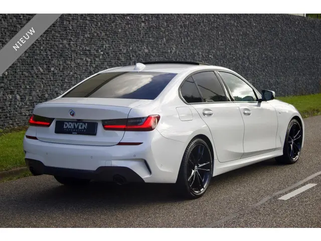 BMW 3 Serie 320i High Executive 2022 Benzine 4