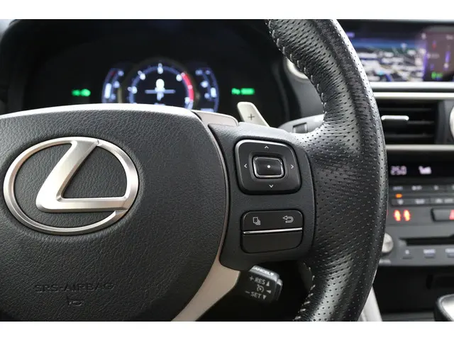Lexus RC 300h F SPORT Line 2018 Hybride Benzine 21