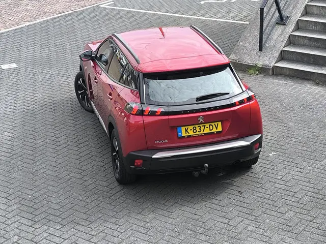 Peugeot 2008 1.2 PureTech Allure 2021 Benzine 10