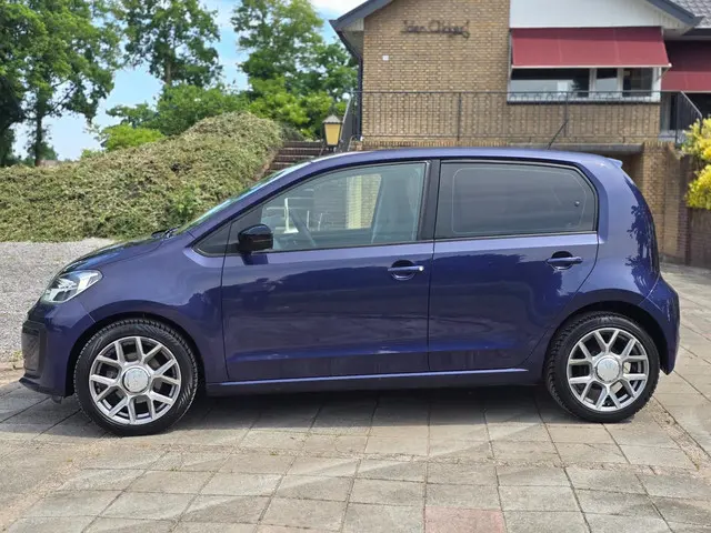 Volkswagen up! 1.0 BMT move up! 2017 Benzine 4