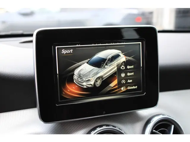 Mercedes-Benz GLA 200 2015 Benzine 18