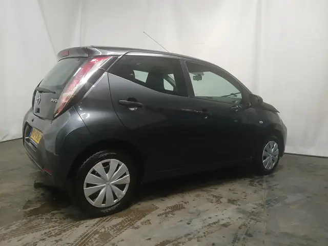 Toyota Aygo 1.0 VVT-i x-now - Frontschade 2017 Benzine 5