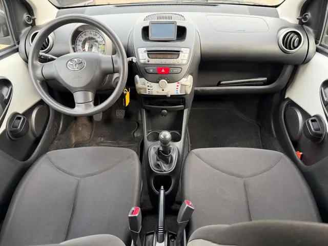 Toyota Aygo 1.0 VVT-i Now 5-deurs Airco 2013 Benzine 8