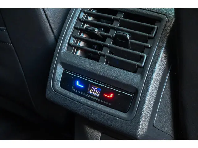 Volkswagen Golf 2.0 TSI R 4Motion 2022 Benzine 13
