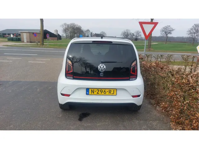 Volkswagen up! 1.0 BMT high up! 2018 Benzine 9
