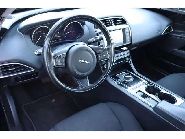 Jaguar XE 2.0 D Pure 2017 Diesel 7