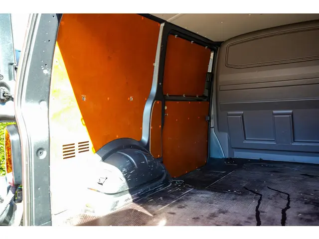 Volkswagen Transporter 2.0 TDI L1H1 28 2021 Diesel 13