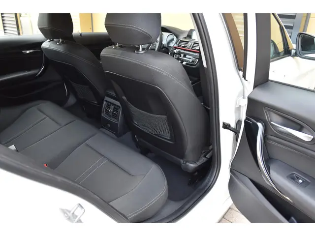 BMW 1 Serie 118i Executive 2018 Benzine 22