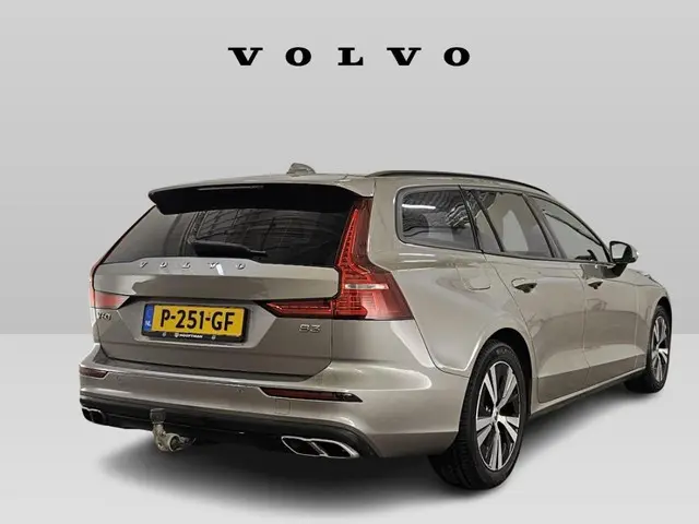 Volvo V60 2.0 B3 Essential Edition 2022 Benzine 2