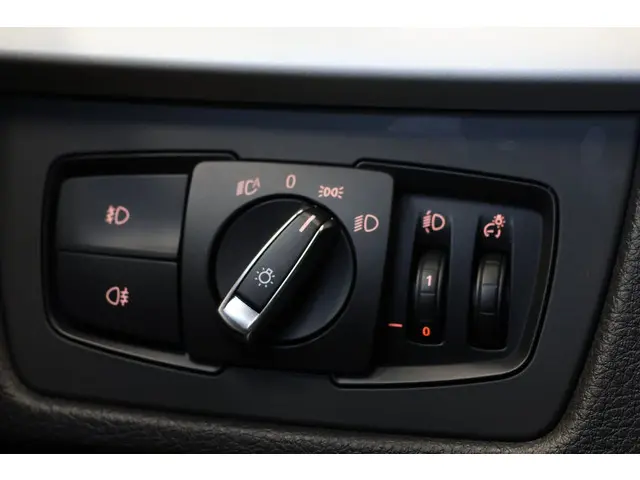 BMW 3 Serie 318i Essential | Automaat|Leder| 2016 Benzine 19