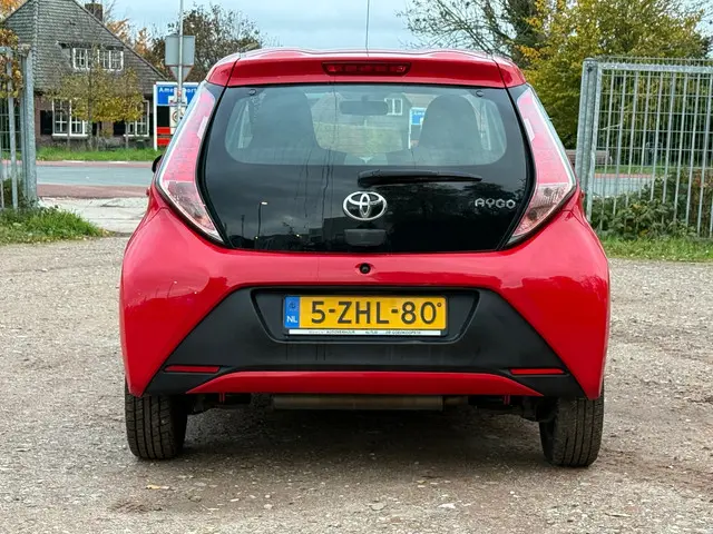 Toyota Aygo 1.0 VVT-i x-play/SIDE BARS 2015 Benzine 6