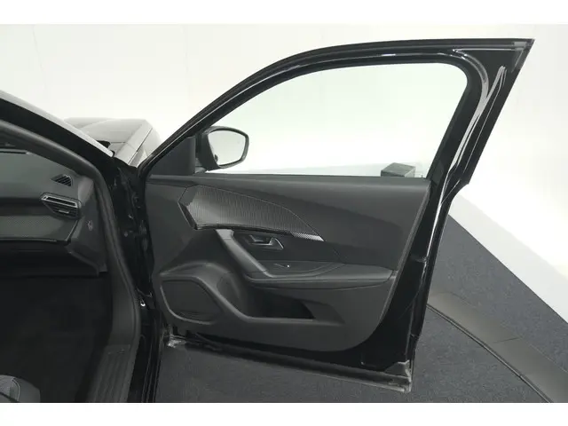 Peugeot 2008 1.2 Hybrid 145 Allure 2025 Hybride Benzine 68