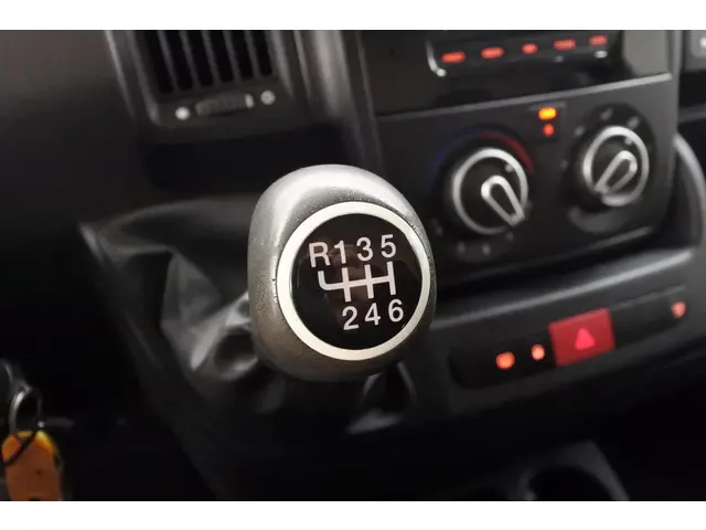 Peugeot Boxer 330 2.0HDi 130pk Premium Pack 2016 Diesel 22