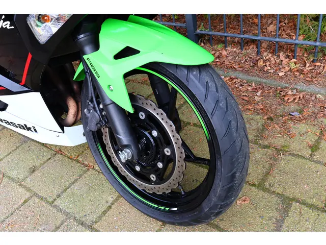 Kawasaki Ninja 400 KRT A2 CODE 80 2023 Benzine 16
