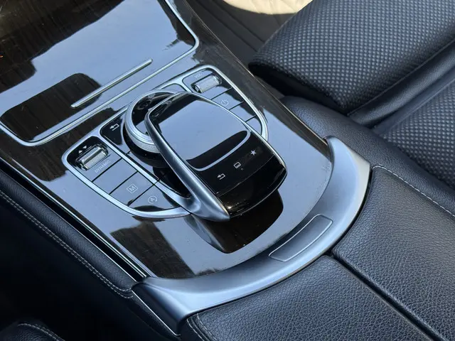 Mercedes-Benz GLC 250 4MATIC Prestige 2015 Benzine 32
