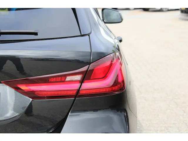 BMW 1 Serie 120i High Executive Edition 2021 Benzine 16