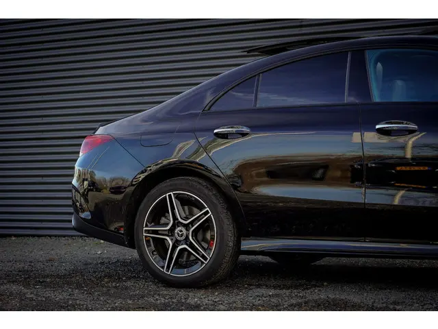Mercedes-Benz CLA 250 e AMG Line 2023 Hybride Benzine 34