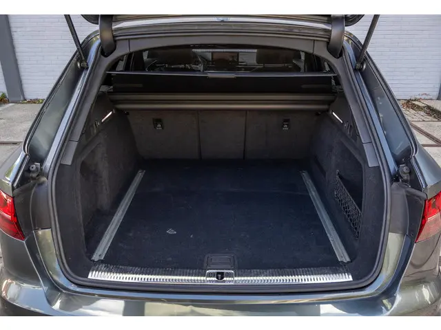 Audi A4 Avant 45 TFSI quattro edition one 2020 Benzine 10