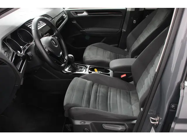 Volkswagen Touran 1.5 TSI DSG Highline 7p 2021 Benzine 8