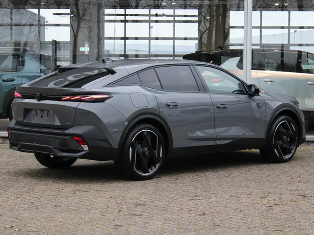 Peugeot 408 1.6 HYbrid 225 EAT8 GT 2025 Hybride Benzine 6