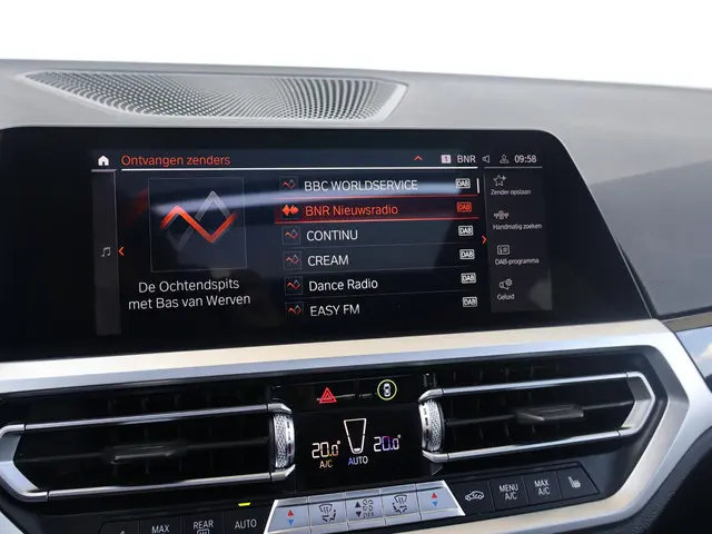 BMW 3 Serie Touring 320i Executive Edition 2020 Benzine 27