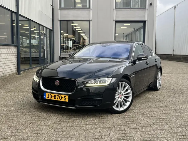 Jaguar XE 2.0 Portfolio 2015 Benzine 86
