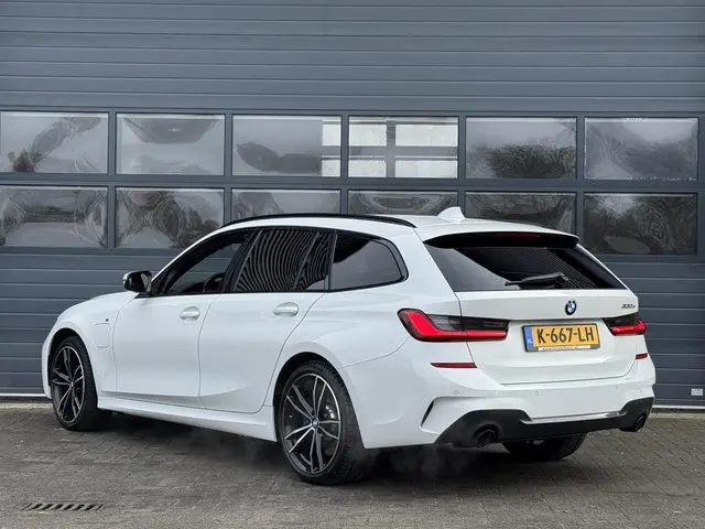 BMW 3 Serie TOURING 330e M-SPORT 2021 Hybride Benzine 18