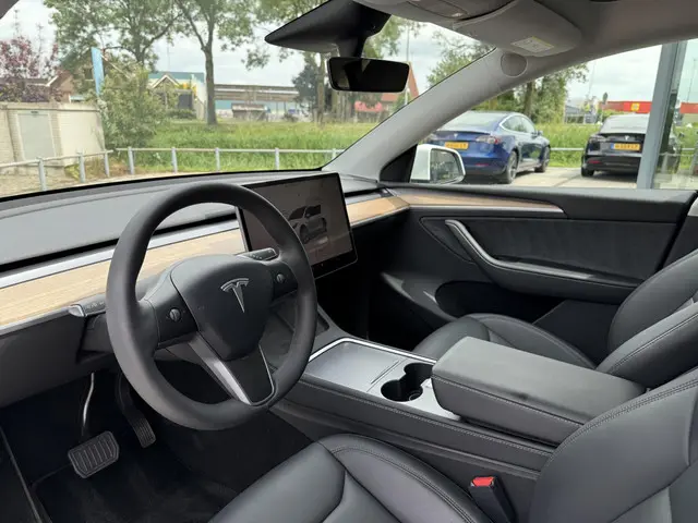 Tesla Model Y Long Range Dual AWD 2023 Elektrisch 12