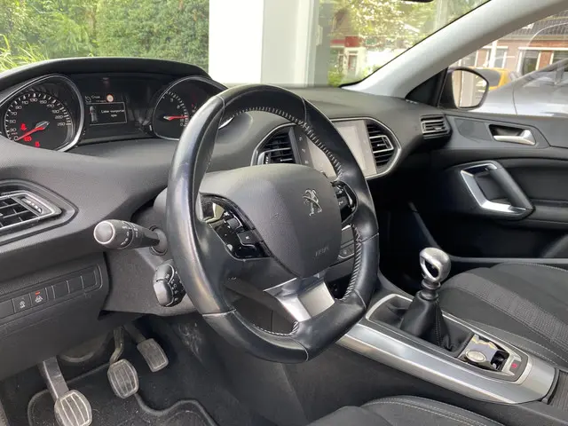 Peugeot 308 1.2T 130pk Tech Edition 2018 Benzine 19