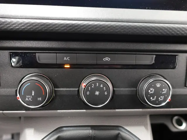 Volkswagen Transporter 2.0 TDI L2H1 2021 Diesel 23