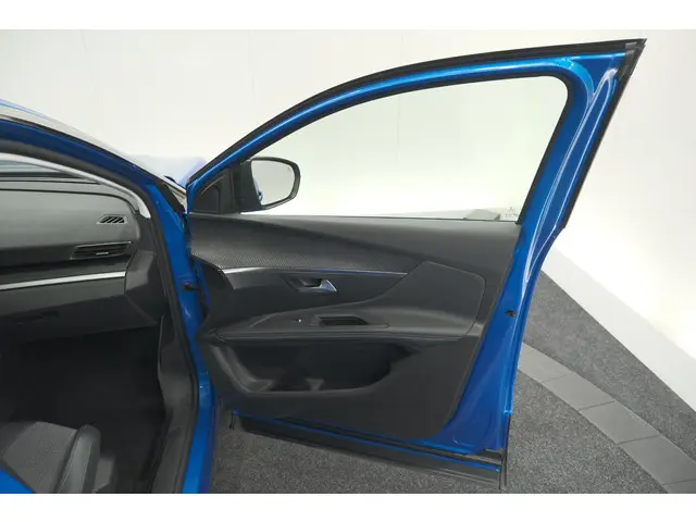 Peugeot 3008 PureTech 130 EAT8 Allure 2022 Benzine 67