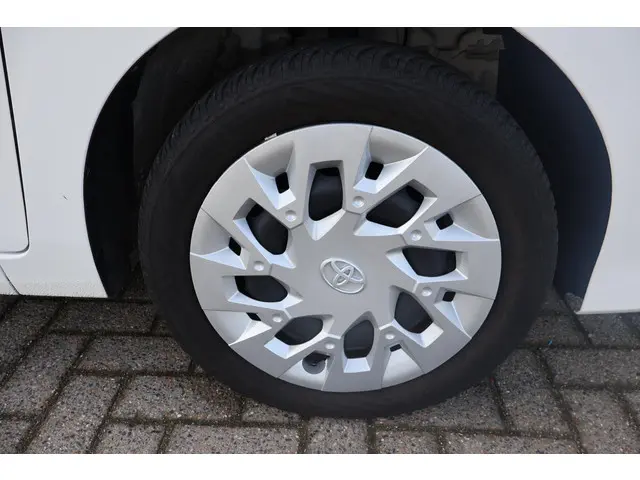 Toyota Aygo 1.0 VVT-i x-play 2021 Benzine 24