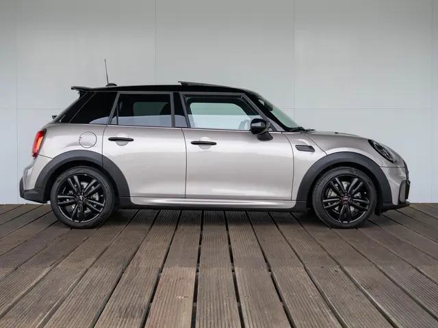 MINI 5-Deurs Cooper Aut. 2022 Benzine 4