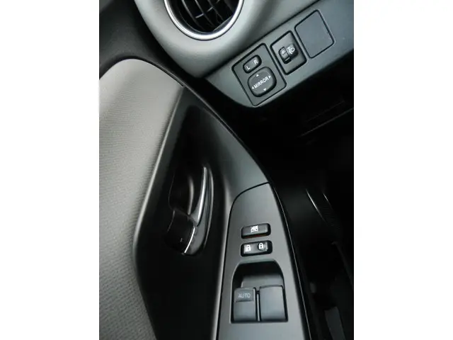 Toyota Yaris 1.5 Hybrid Aspiration 2015 Hybride Benzine 17