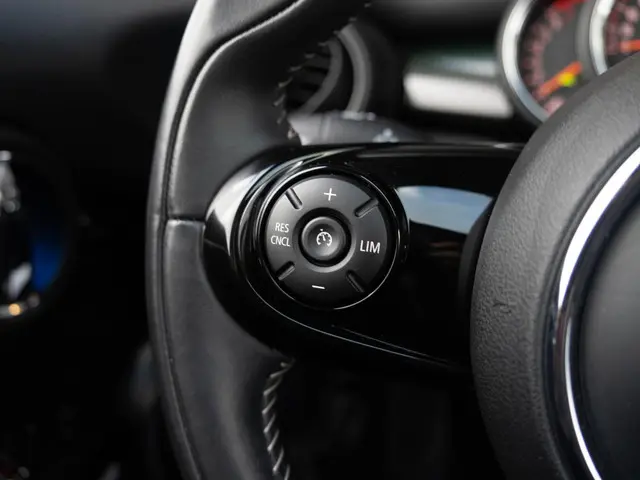 MINI 3-Deurs Cooper Aut. 60 Years Edition 2019 Benzine 33