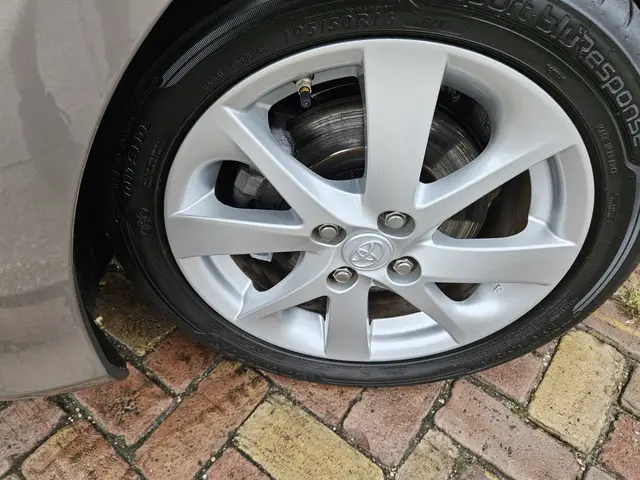 Toyota Yaris 1.5 Hybrid Dynamic 2015 Hybride Benzine 4