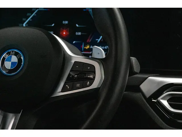 BMW 3 Serie 330e 2024 Hybride Benzine 31