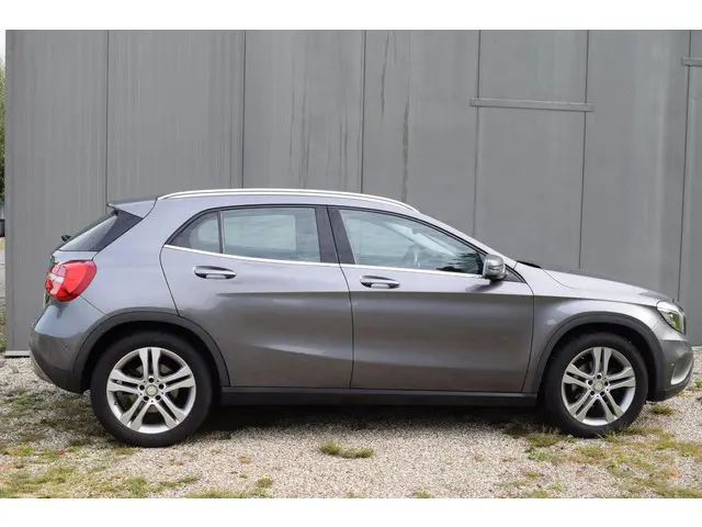 Mercedes-Benz GLA 180 Prestige 2015 Benzine 6