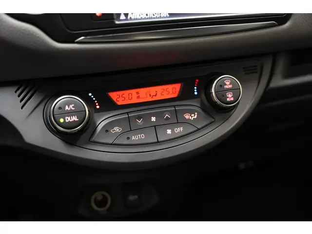 Toyota Yaris 1.3 VVT-i[5-Deurs Leder Navi] 2016 Benzine 8