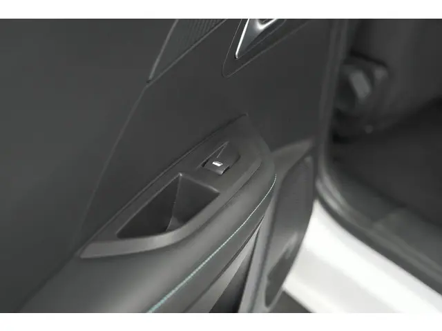 Peugeot 2008 PureTech 130 EAT8 Allure 2022 Benzine 25