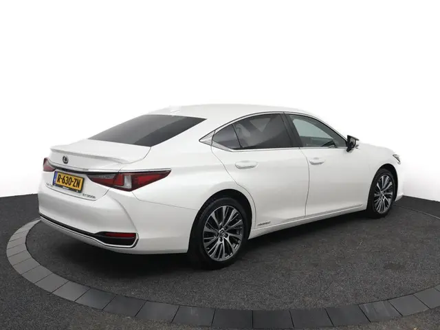 Lexus ES 300h Preference Line 2021 Hybride Benzine 2