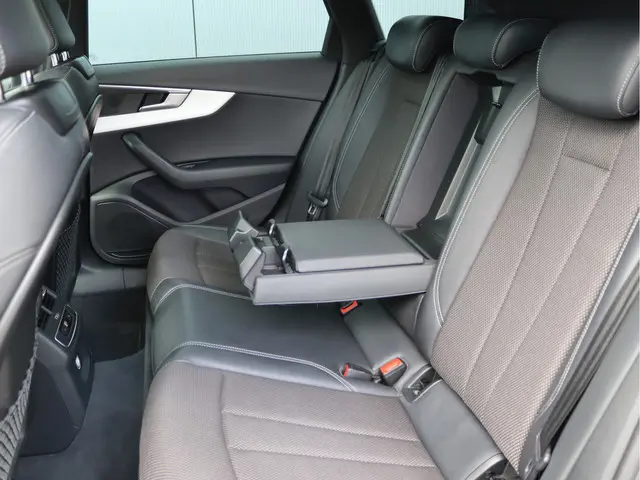 Audi A4 Avant 1.4 TFSI Sport S line edition 2018 Benzine 24
