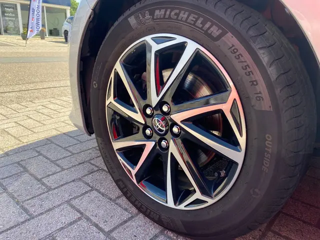 Toyota Yaris 1.5 Hybrid Dynamic 2021 Hybride Benzine 12