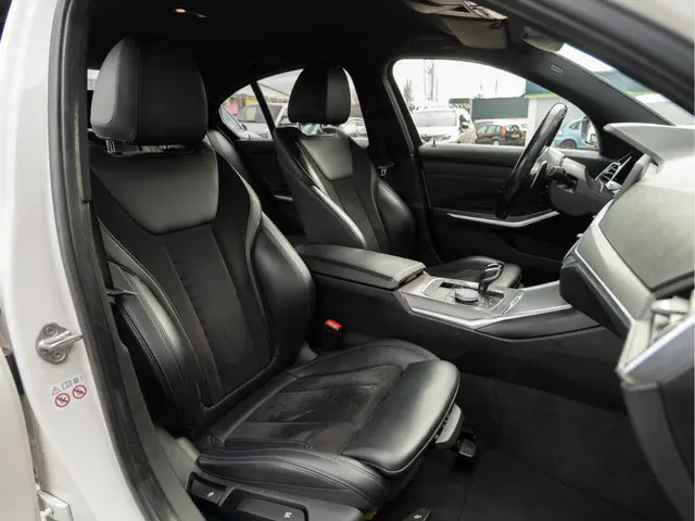 BMW 3 Serie 320i High Executive 2019 Benzine 37