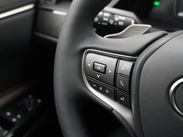 Lexus ES 300h Business Line 2023 Hybride Benzine 18